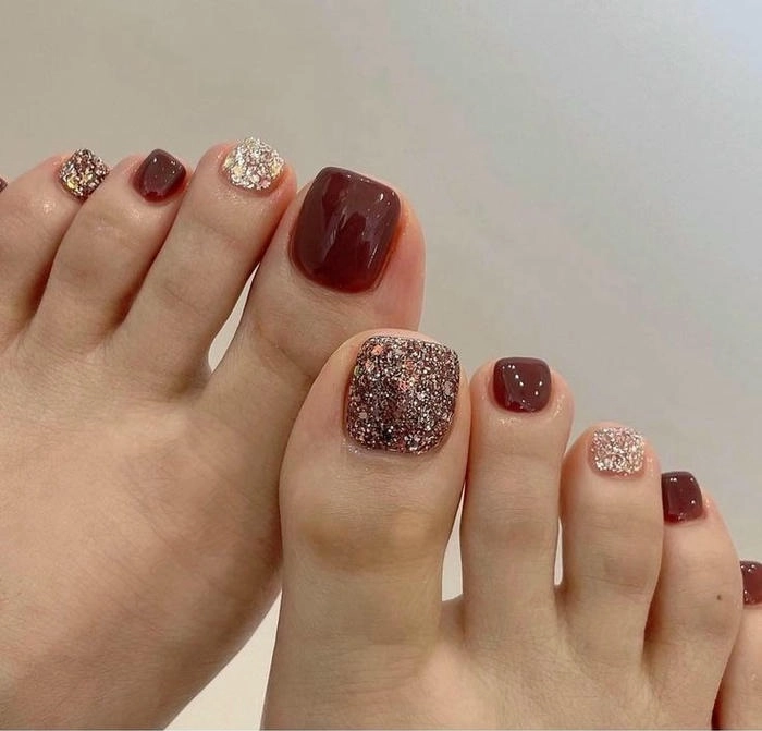 mẫu móng chân màu đỏ đô đẹp
