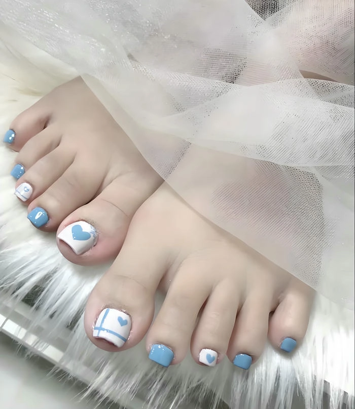 mẫu móng chân màu xanh trời vẽ trái tim