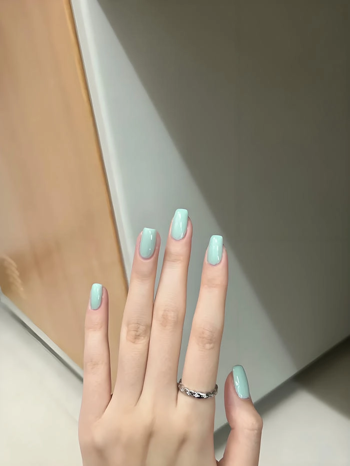 mẫu móng màu xanh ngọc bích đơn giản