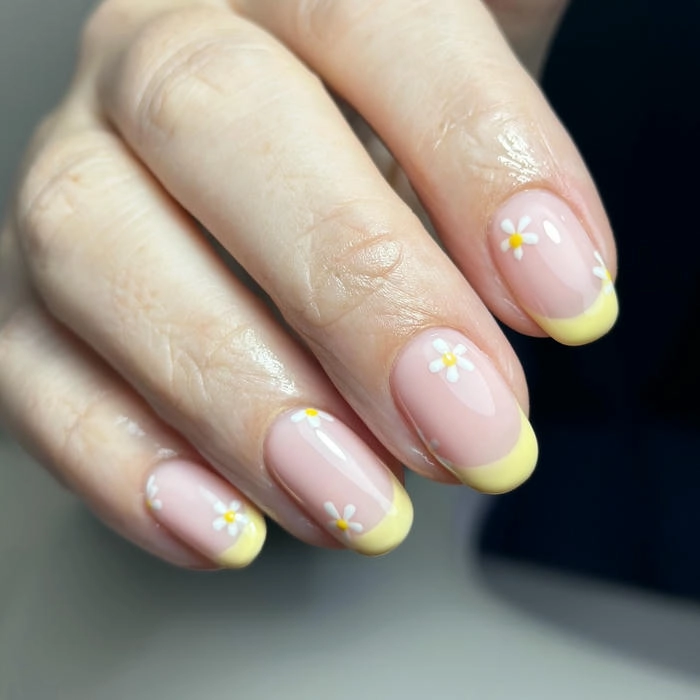 mẫu móng ngắn vẽ hoa nhẹ nhàng đơn giản