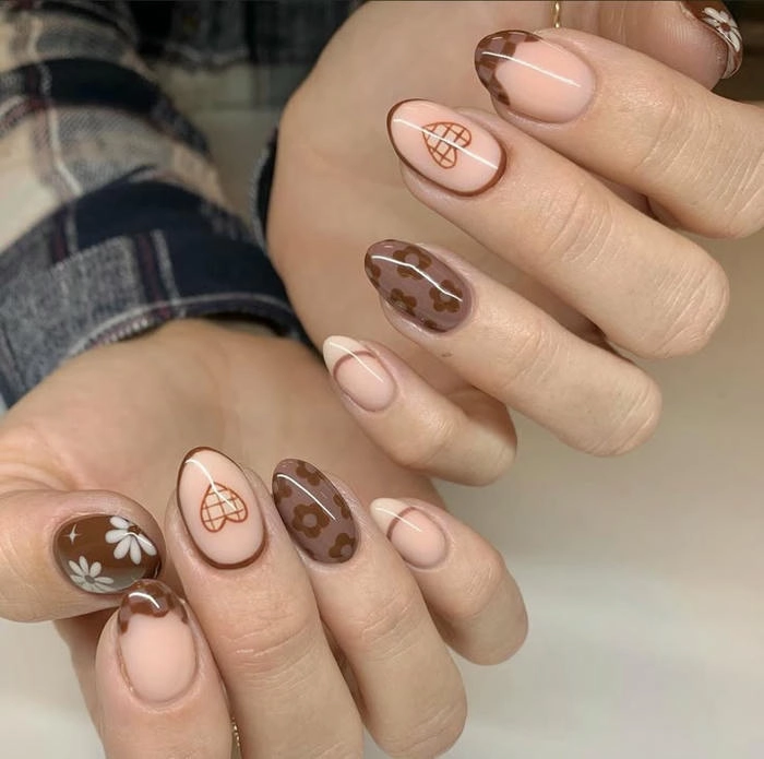 mẫu móng sơn màu nâu cà phê