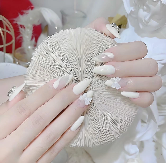 mẫu móng tay dài sơn màu trắng gắn nơ