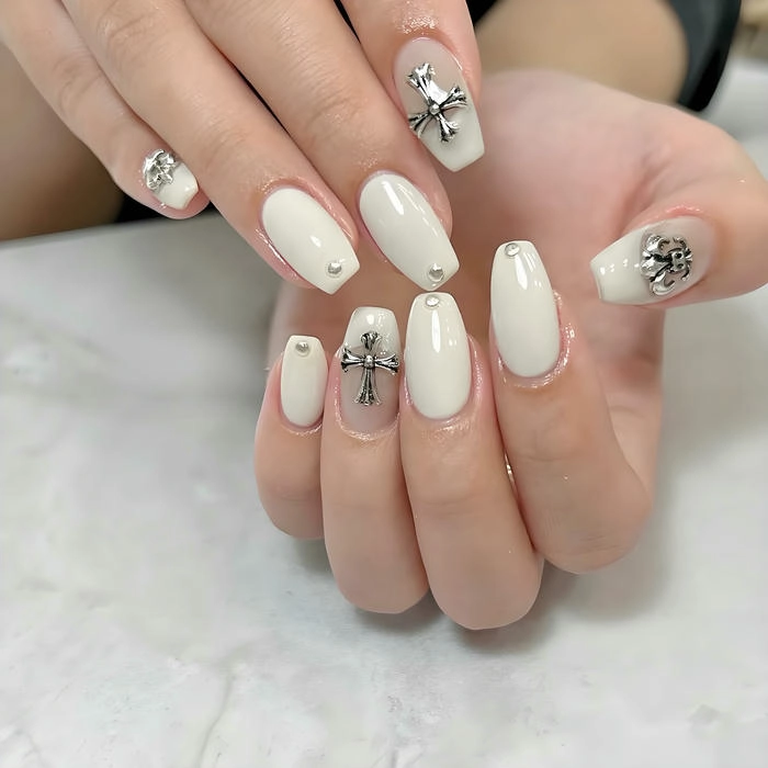 mẫu móng tay sơn màu trắng đính đá