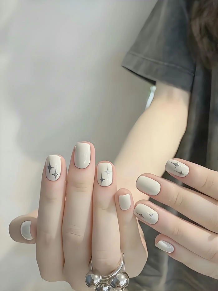 mẫu móng tay sơn màu trắng đơn giản nhất