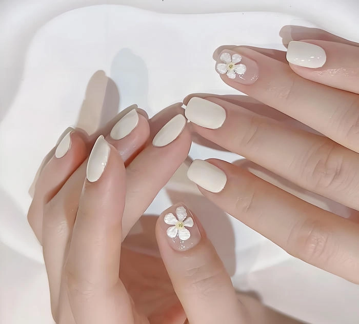 mẫu móng tay sơn màu trắng gắn hoa