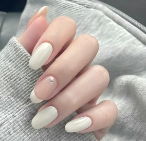 mẫu móng tay sơn màu trắng siêu xinh