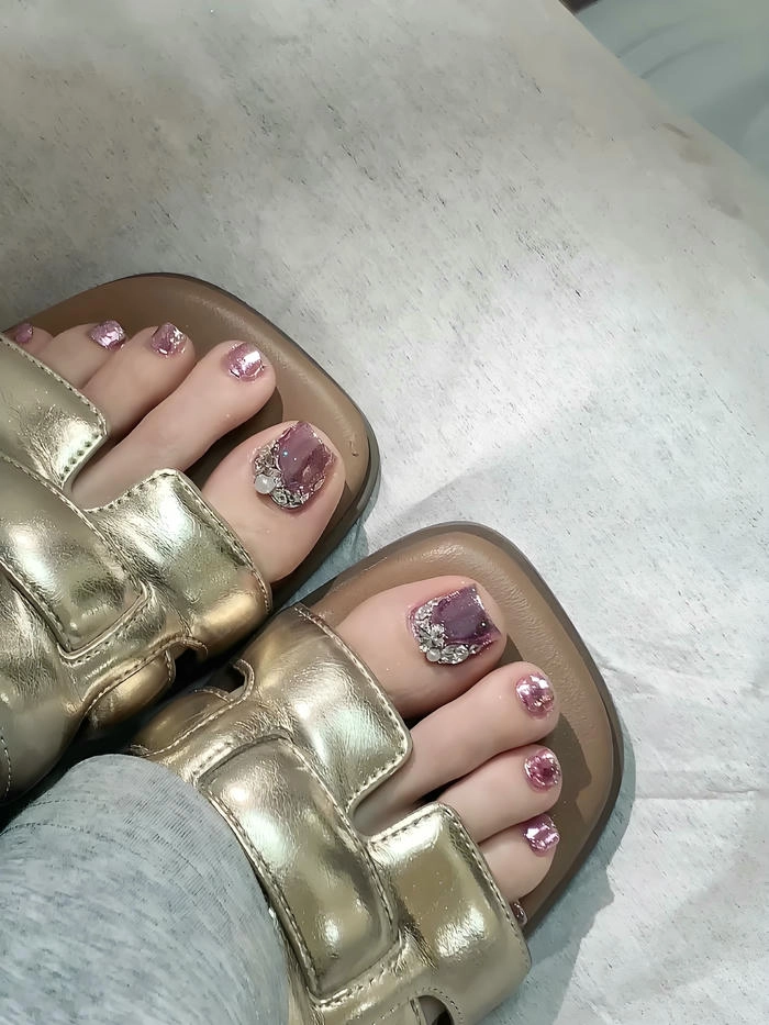mẫu nail chân đính charm siêu sáng