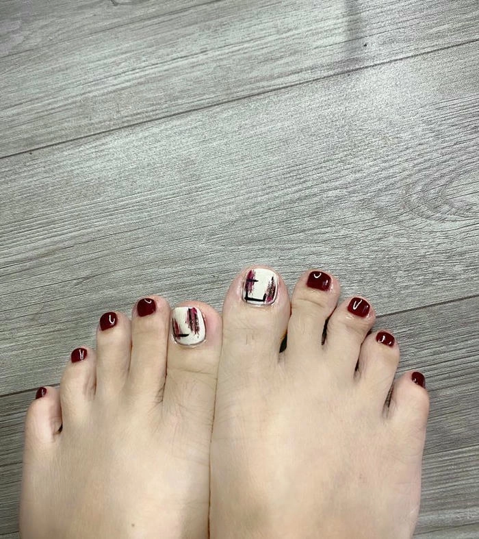 mẫu nail chân đỏ đô