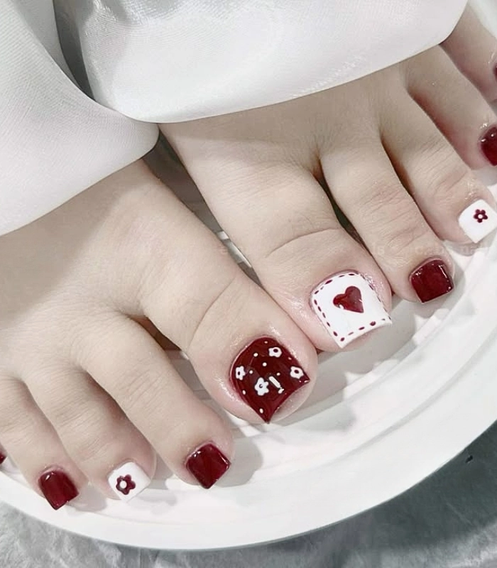 mẫu nail chân đỏ trắng đơn giản