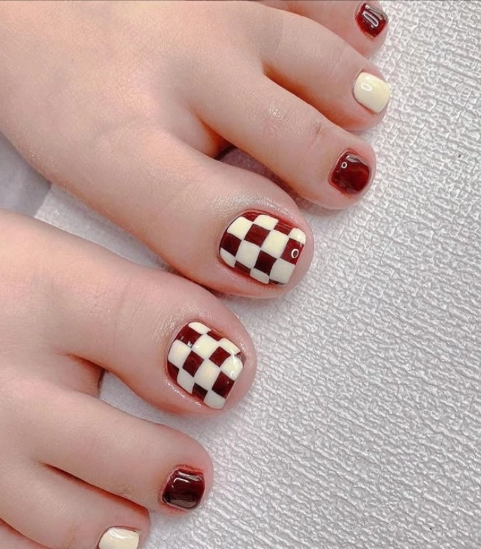 mẫu nail chân đỏ trắng