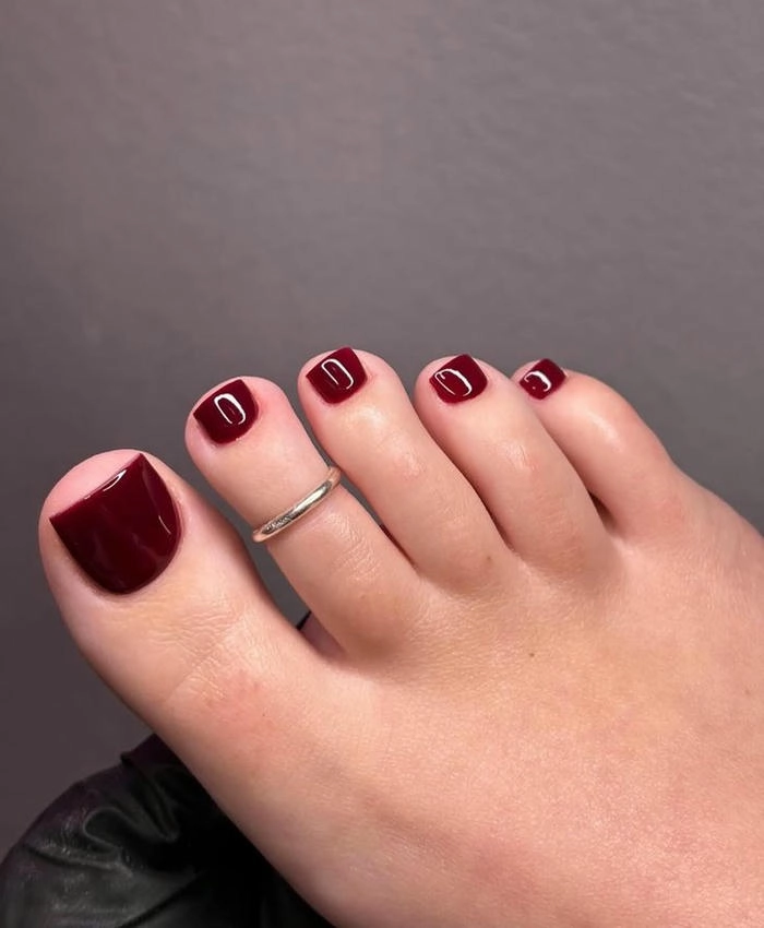 mẫu nail chân màu đỏ đô sáng da