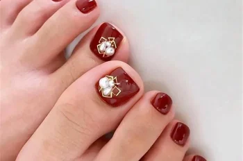 180+ mẫu nail chân đỏ đô cực cháy, sang chảnh khỏi bàn