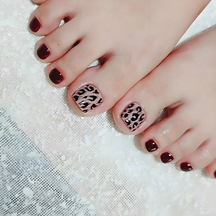 mẫu nail chân màu đỏ đô siêu sang