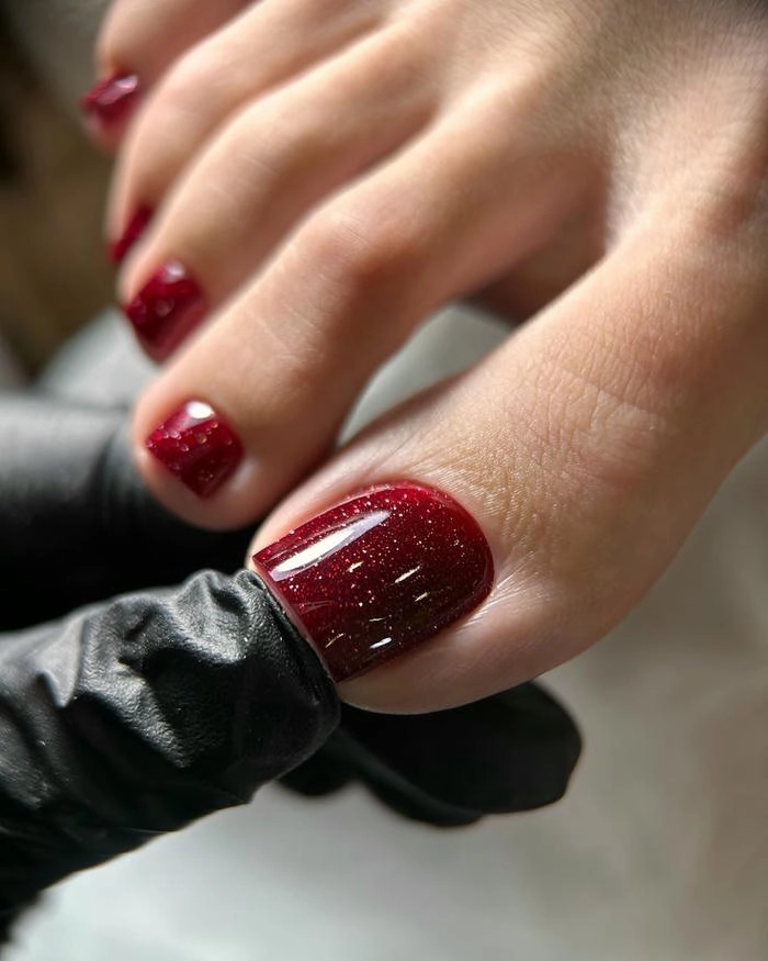 mẫu nail chân màu đỏ đô tone da