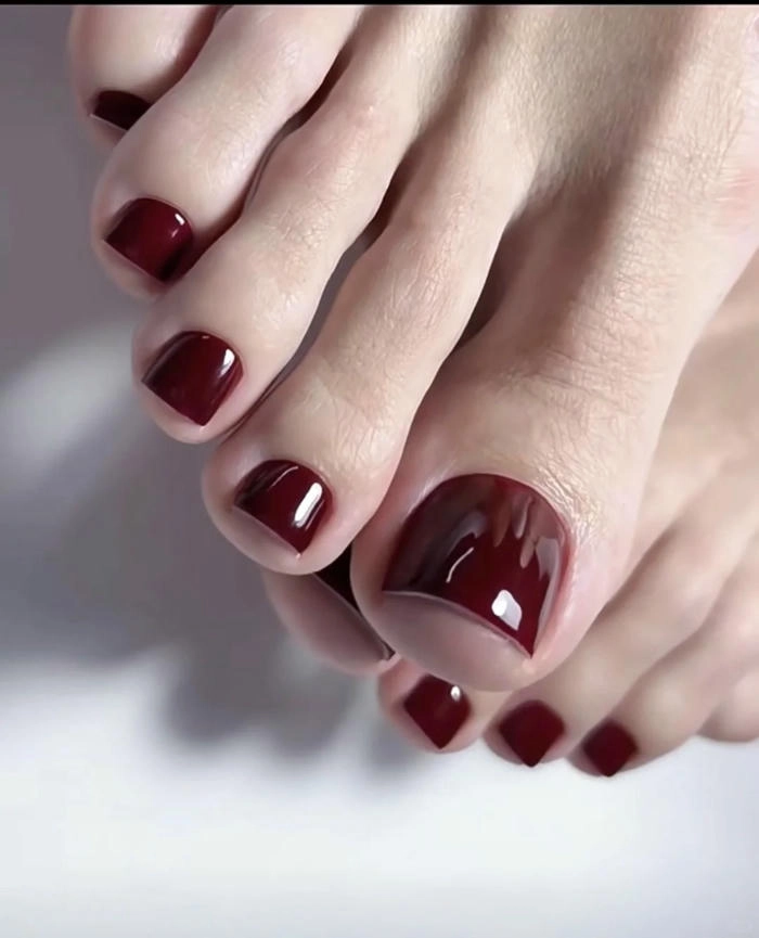 mẫu nail chân màu đỏ đô trơn