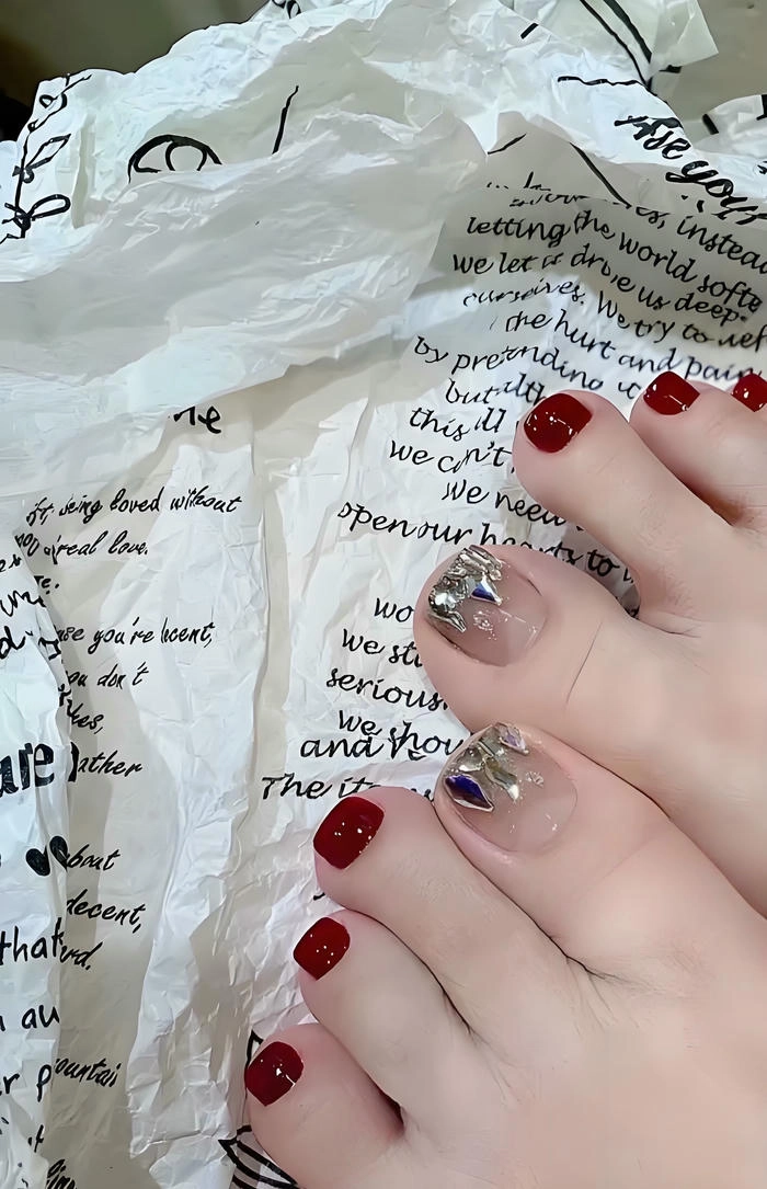 mẫu nail chân màu đỏ đơn giản đính đá