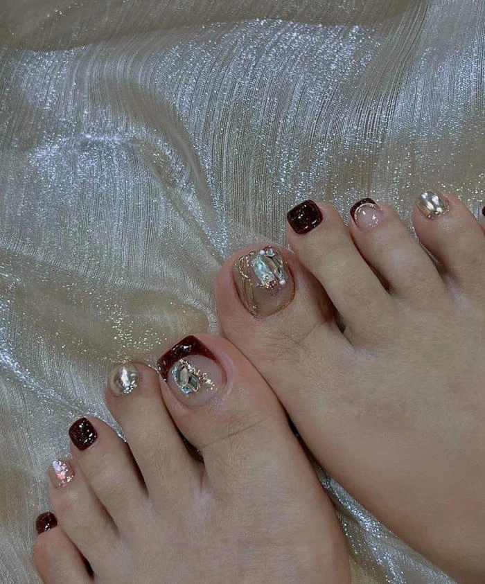 mẫu nail chân màu đỏ rượu sang