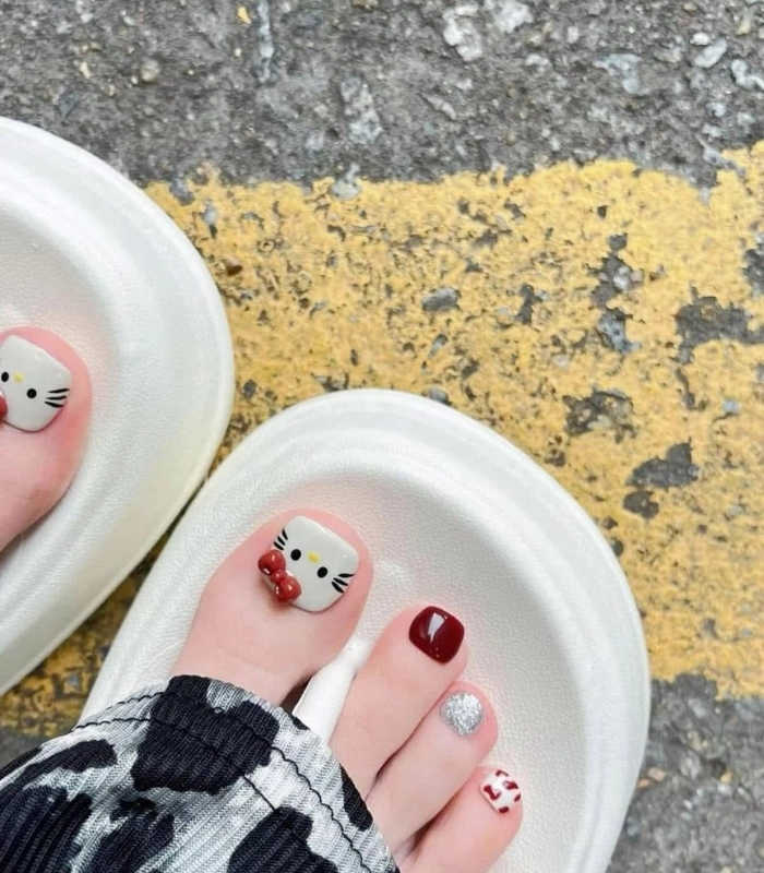 mẫu nail chân màu đỏ trắng đáng yêu