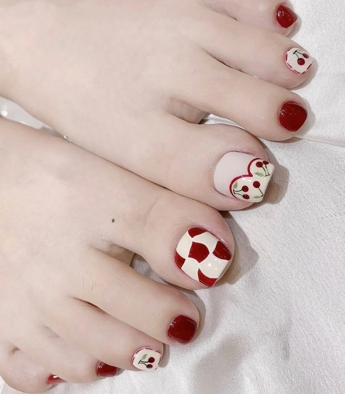 mẫu nail chân màu đỏ trắng sáng tạo