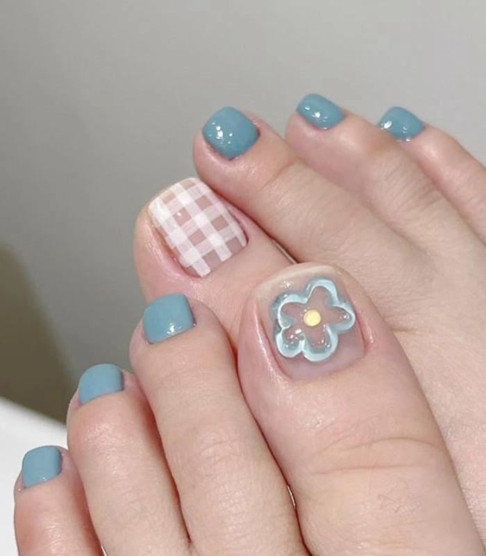 mẫu nail chân màu xanh dương nhạt lấp lánh