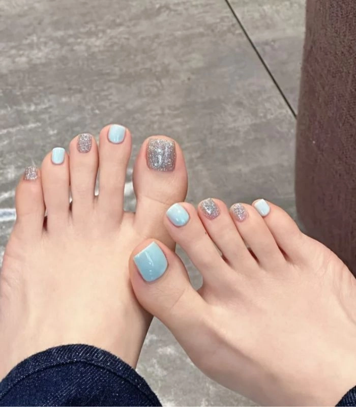 mẫu nail chân màu xanh dương nhạt siêu đẹp