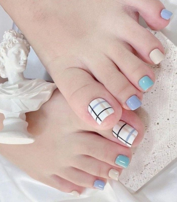 mẫu nail chân màu xanh dương nhạt tôn da