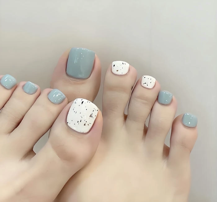 mẫu nail chân màu xanh nhạt đơn giản