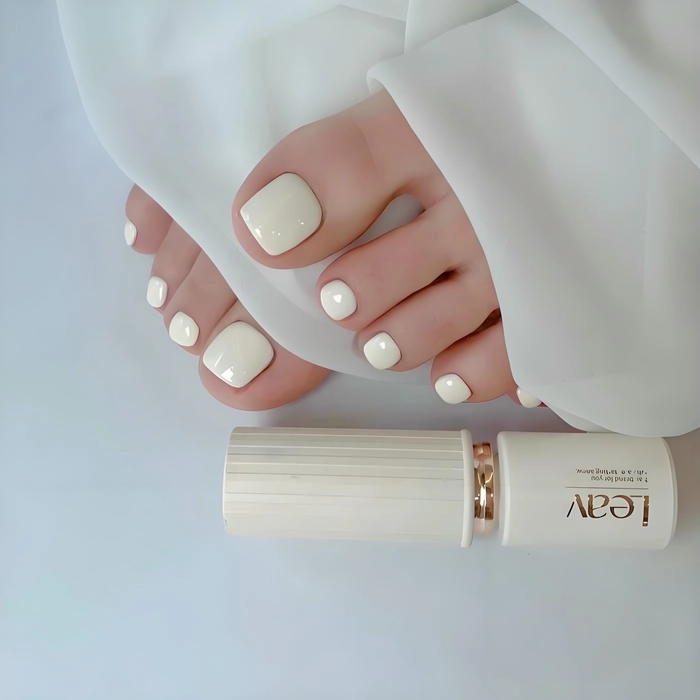 mẫu nail chân sơn trơn màu trắng