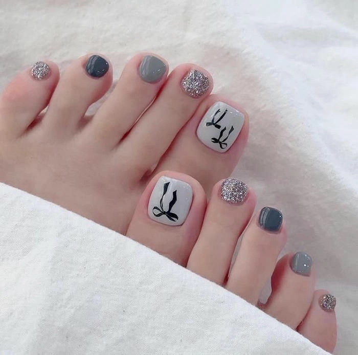 mẫu nail chân vẽ nơ cá tính