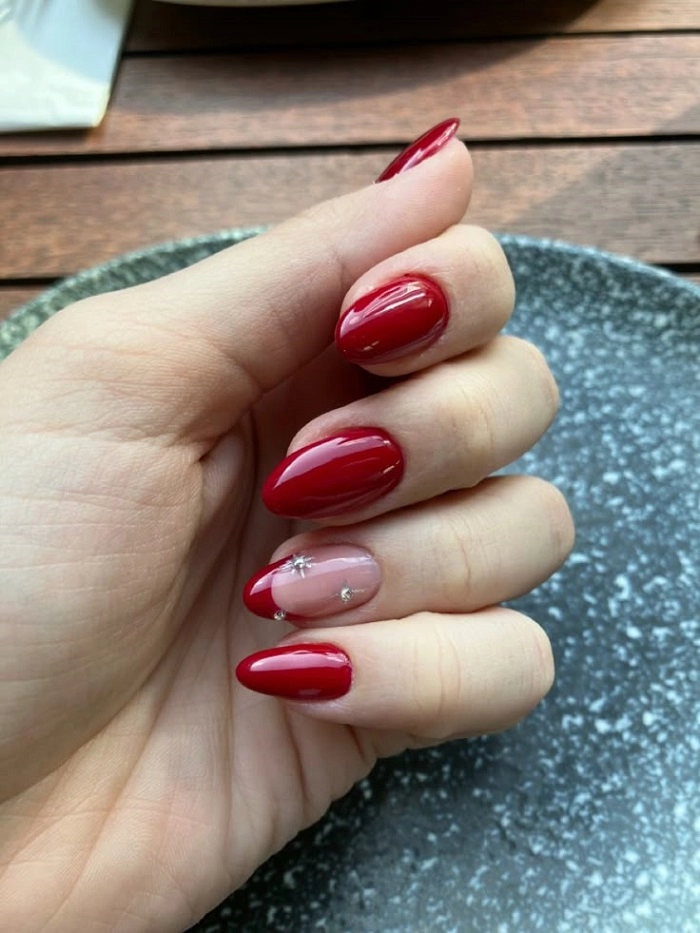 mẫu nail cherry đỏ trắng da