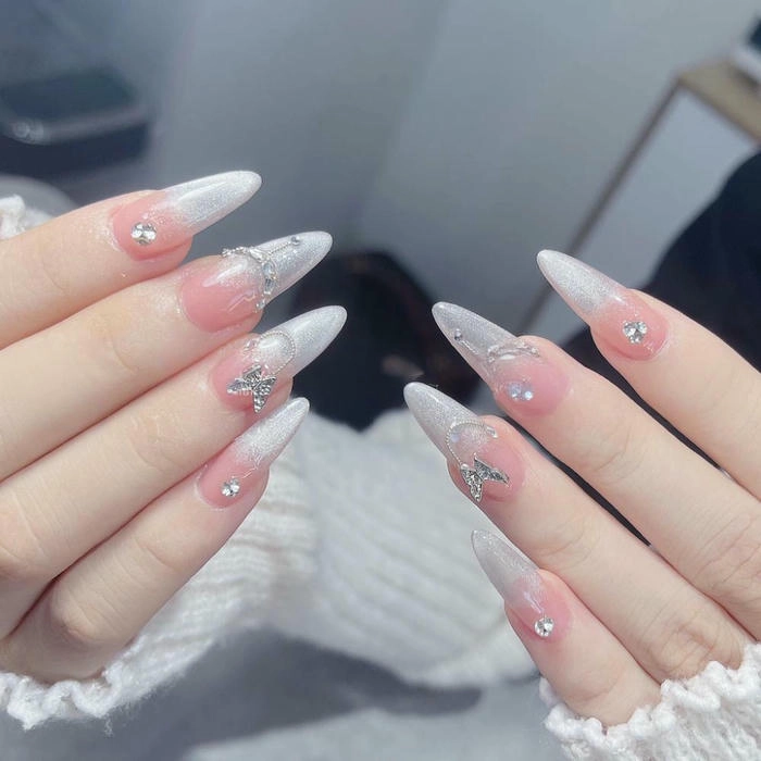 mẫu nail đính đá nhẹ nhàng