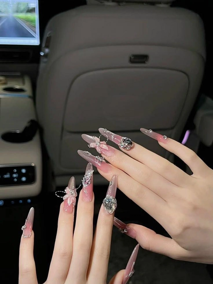 mẫu nail đính đá siêu sang