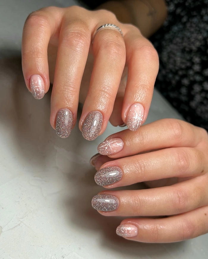 mẫu nail kim tuyến đơn giản nhẹ nhàng