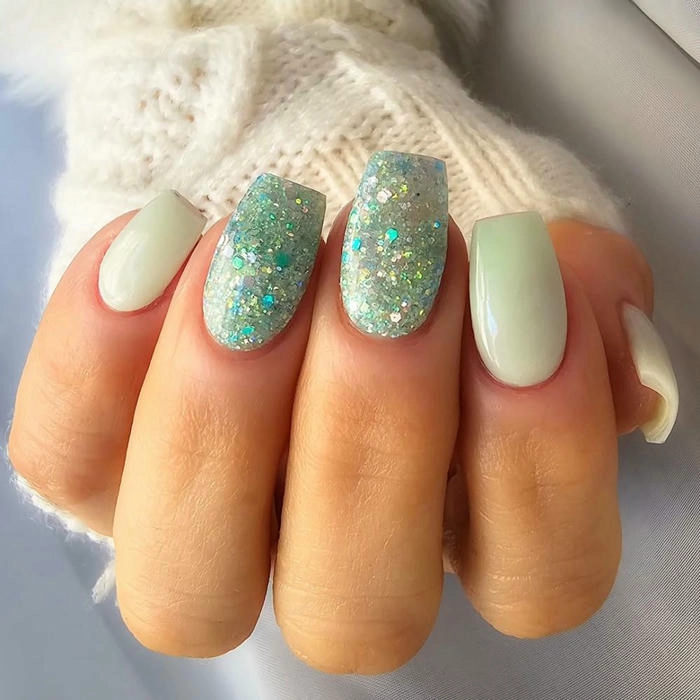 mẫu nail kim tuyến màu xanh nhạt
