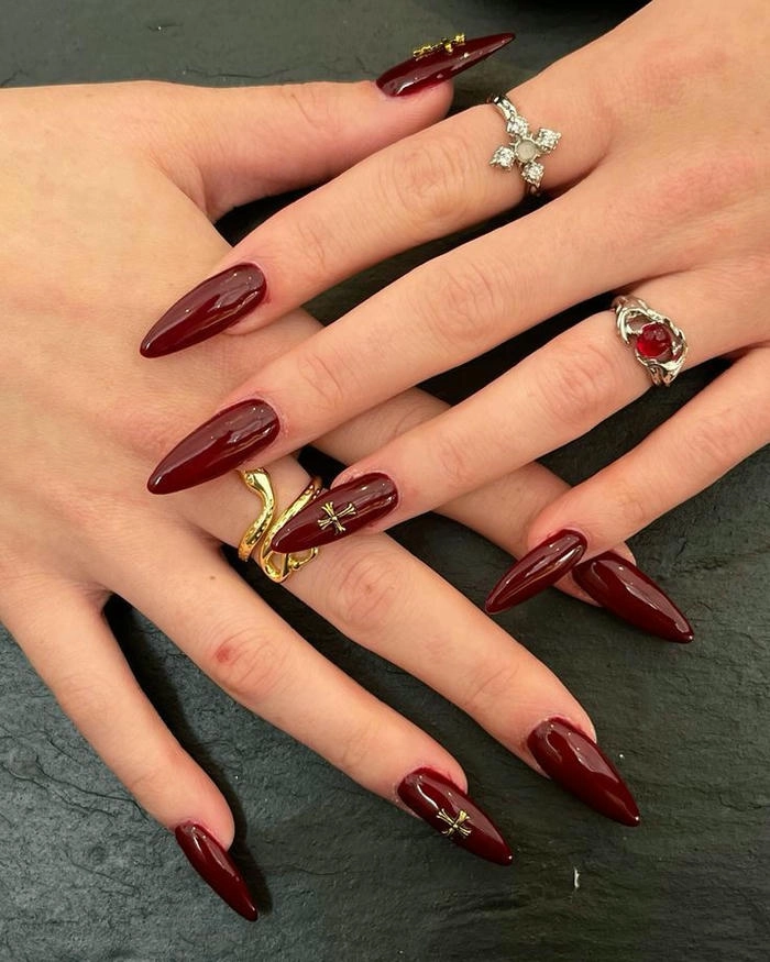mẫu nail màu đỏ cherry sang chảnh