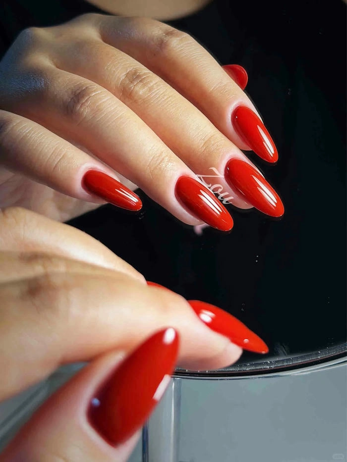 mẫu nail màu đỏ cherry tone da