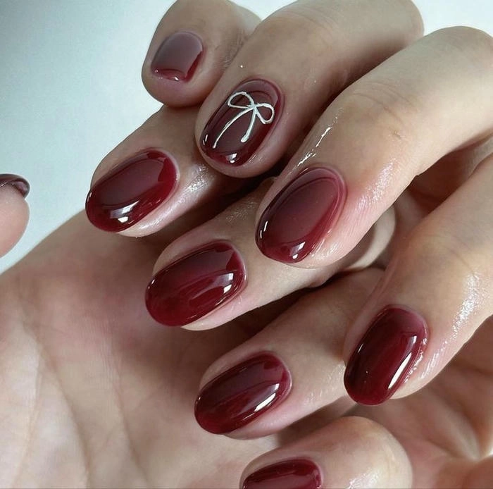 mẫu nail màu đỏ cherry vẽ nơ