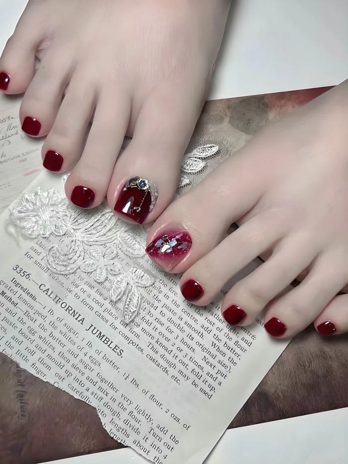 mẫu nail màu đỏ rượu sang chân