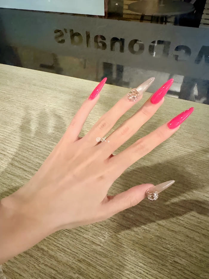 mẫu nail màu hồng móng tay dài