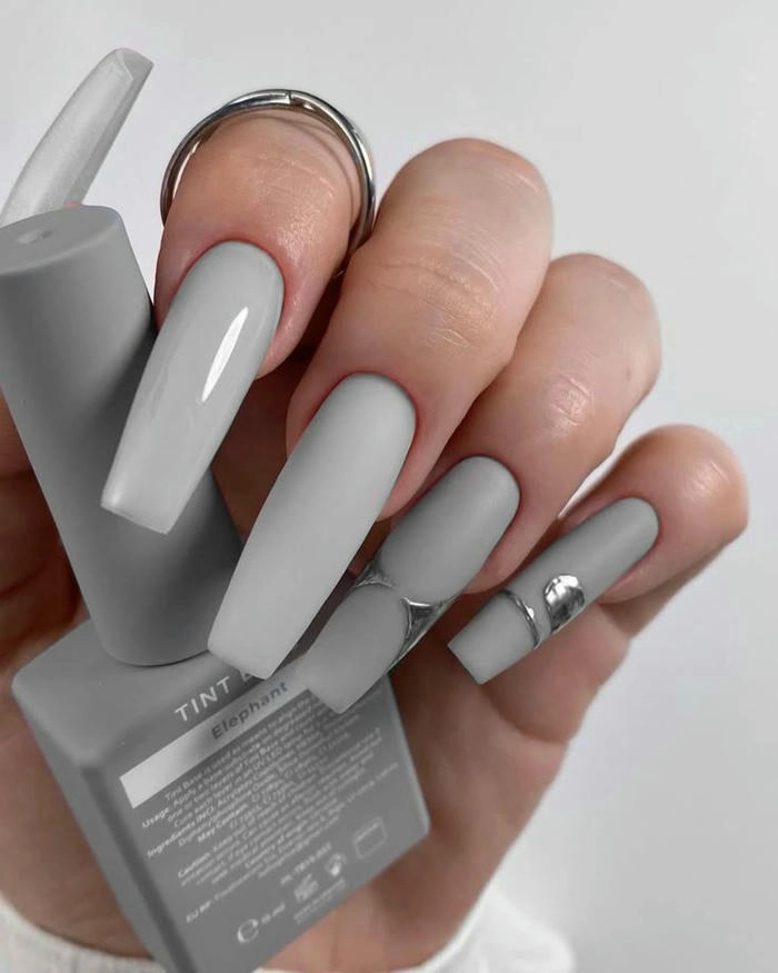 mẫu nail màu xám nhạt