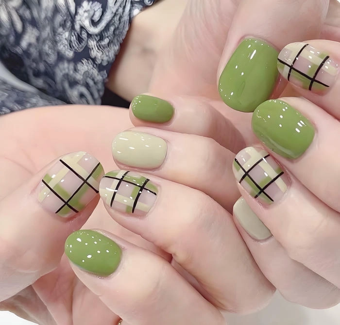 mẫu nail màu xanh lá đơn giản