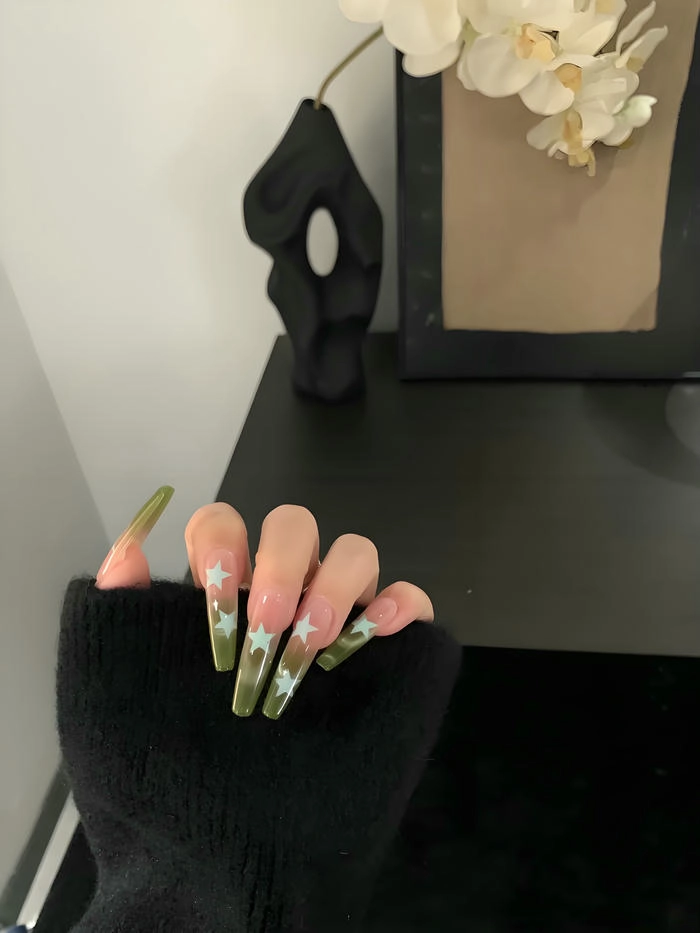 mẫu nail màu xanh lá móng dài