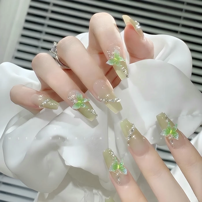mẫu nail màu xanh lá sang chảnh