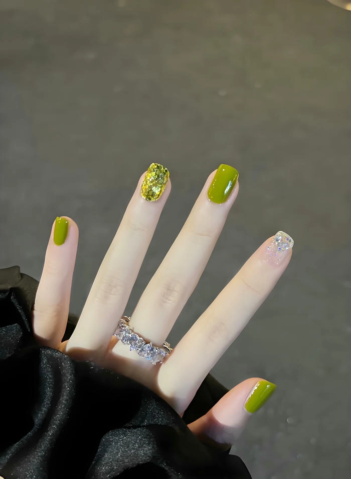 mẫu nail màu xanh lá trắng da