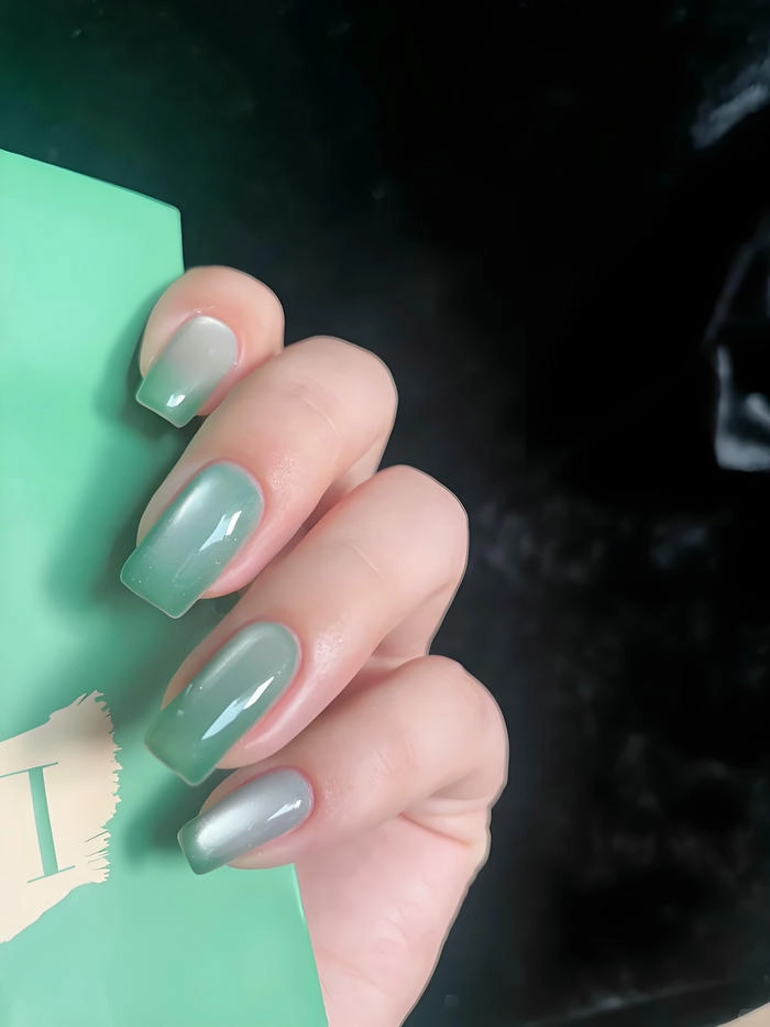 mẫu nail màu xanh ngọc bích trong veo
