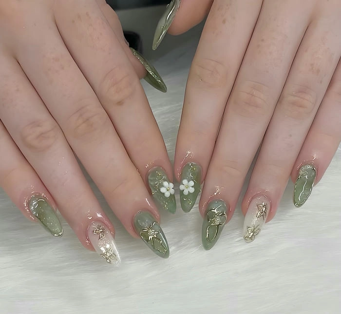 mẫu nail màu xanh ngọc lục bảo gắn hoa