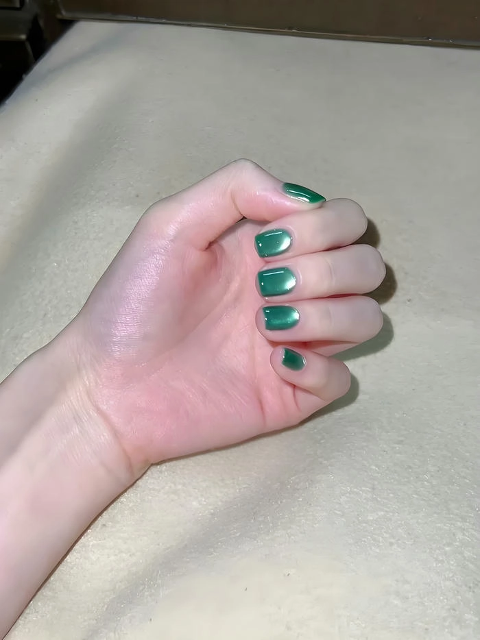 mẫu nail màu xanh ngọc lục bảo móng ngắn