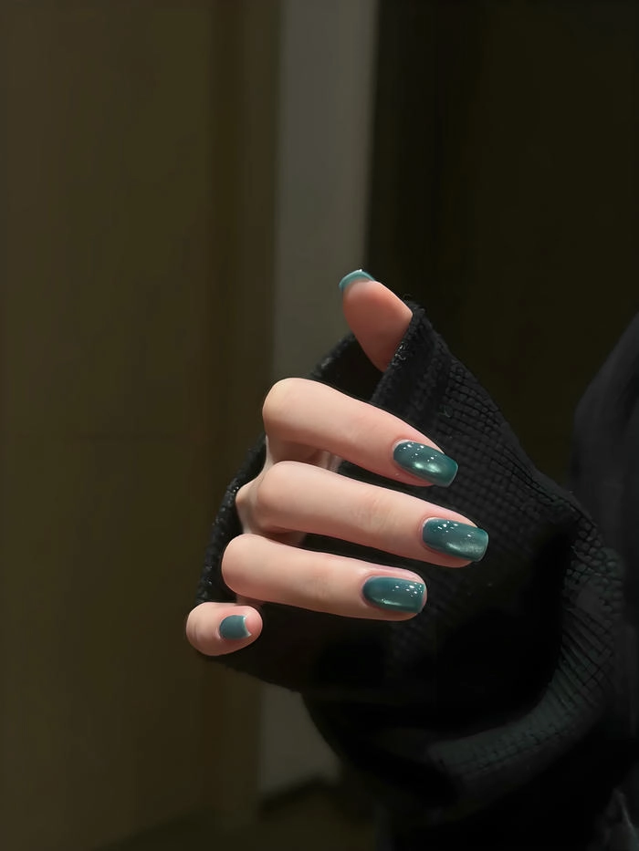 mẫu nail màu xanh ngọc lục bảo