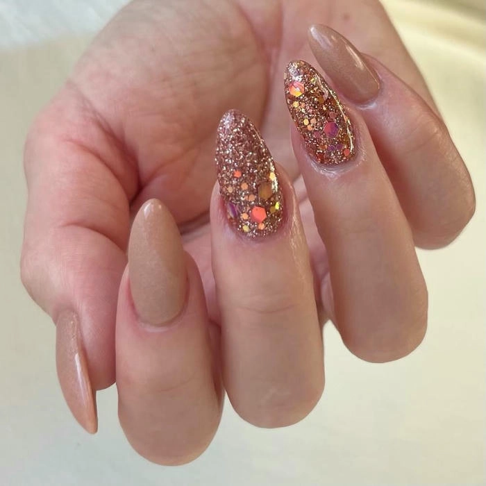 mẫu nail móng nhọn kim tuyến đẹp