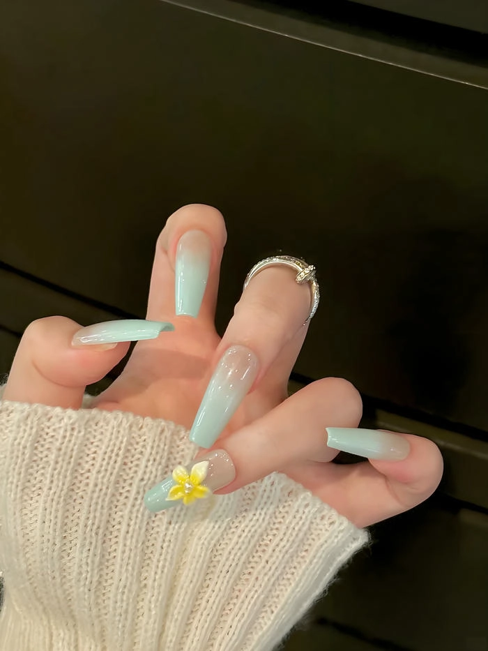 mẫu nail nhẹ nhàng móng tay dài